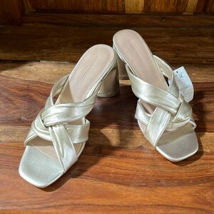 NWT Banana Republic gold sandals size 7.5